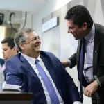 Moro e Flávio Dino se abraçam e dão risadas durante sabatina