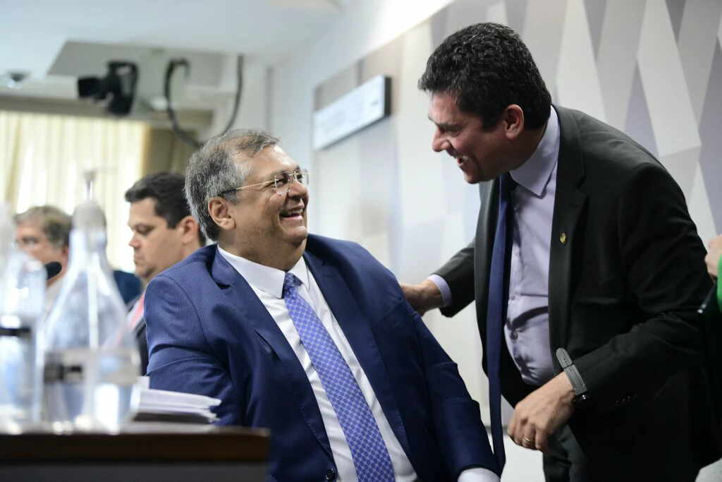 Moro e Flávio Dino se abraçam e dão risadas durante sabatina