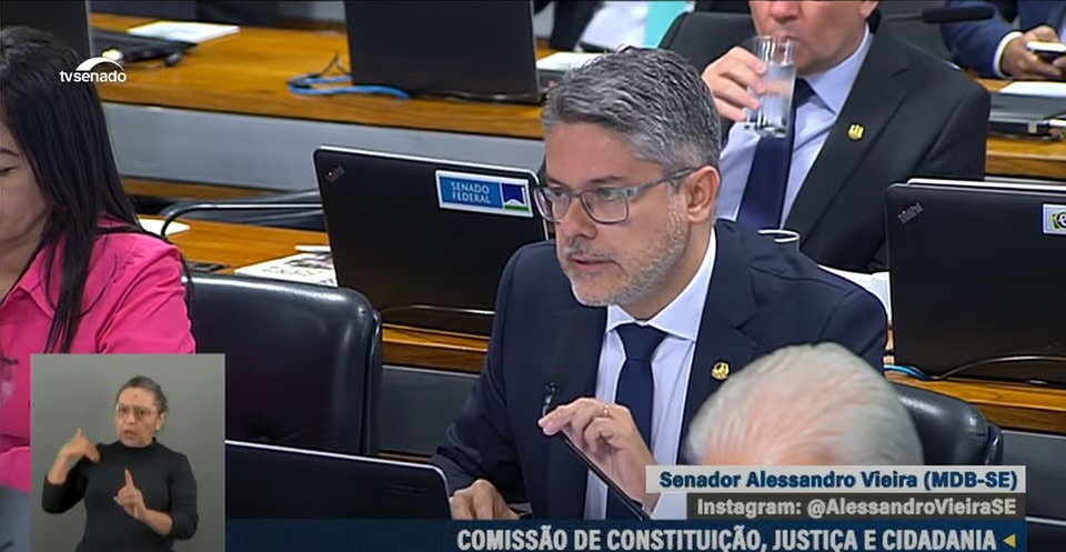 “Manifesto meu voto contrário à indicação de Dino”, diz Alessandro Vieira