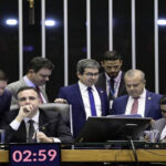Em vitória da oposição, Congresso barra verba para aborto e mudança de sexo