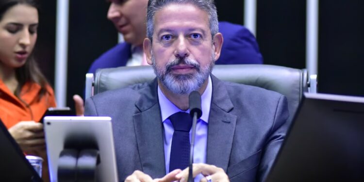 ‘Quebra pau’ entre Arthur Lira e Marcel van Hattem no plenário da Câmara dos Deputados; VEJA VÍDEO