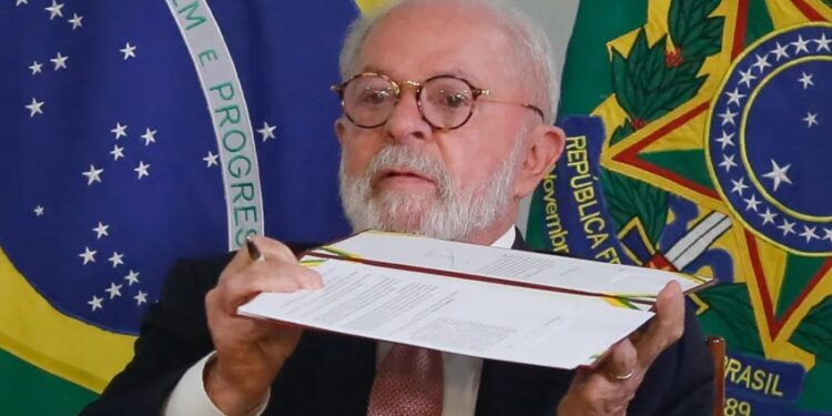 Indulto de Lula perdoa multas e barra condenados por 8 de Janeiro