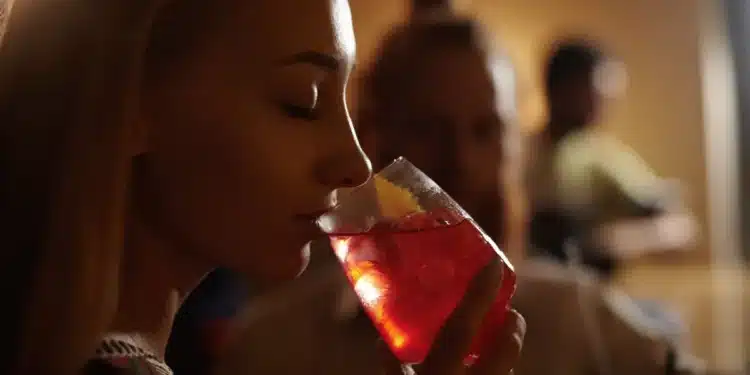 Saiba como reconhecer se sua bebida foi batizada e como agir