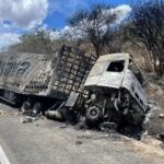 BR-116: cantor de forró morre em acidente entre carro e caminhão no sudoeste da Bahia