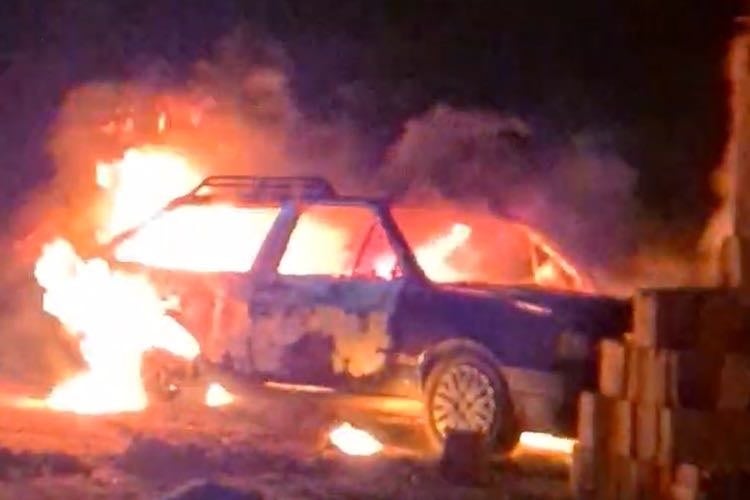 Casal é conduzido para a delegacia após briga e incêndio em veículo