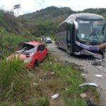 Colisão frontal entre veículo de passeio e ônibus deixa 4 pessoas mortas na BR-101