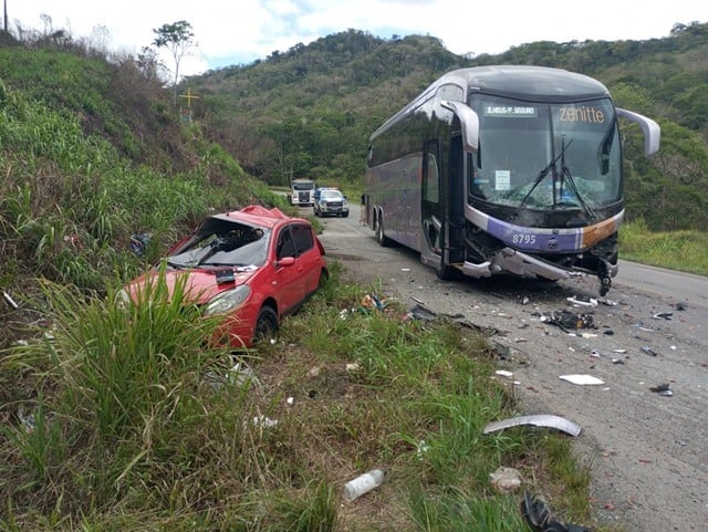 Colisão frontal entre veículo de passeio e ônibus deixa 4 pessoas mortas na BR-101