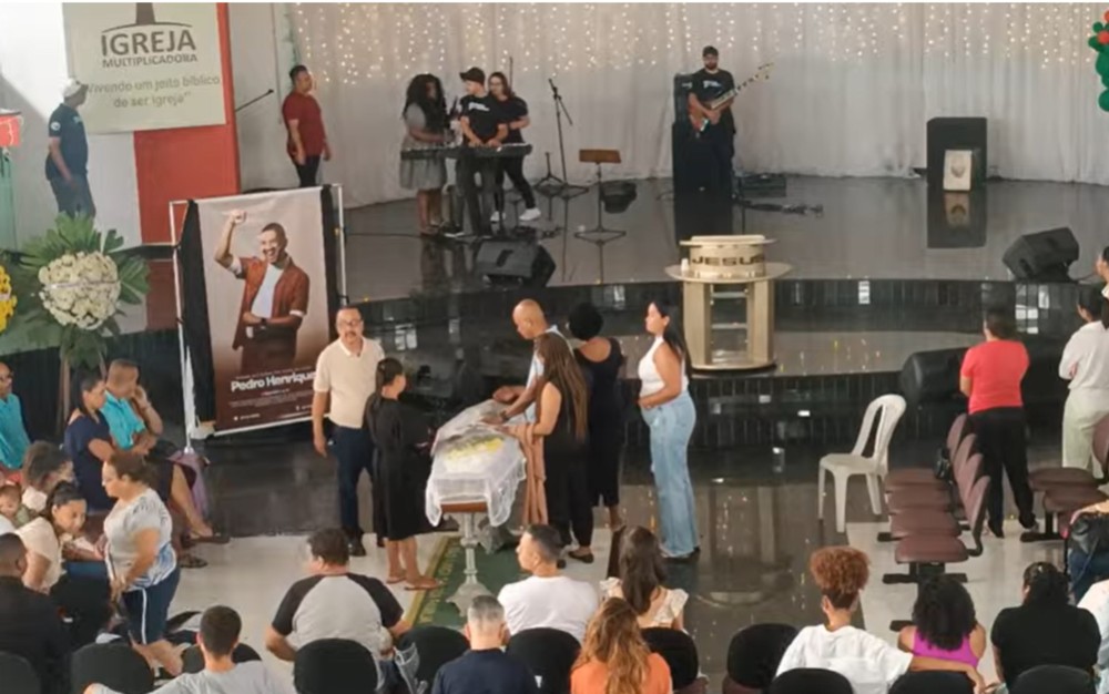Cantor gospel que passou mal e morreu durante show é velado na BA