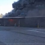 Incêndio atinge galpão ao lado de empresa de ônibus; coletivos pegam fogo