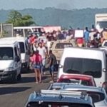 Protesto em Santo Amaro bloqueia os dois sentidos da BA-042, na rotatória para Cabuçu