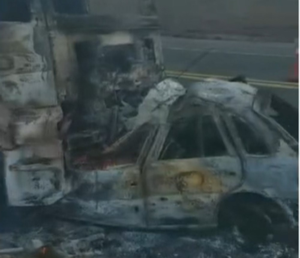 Homem morre carbonizado após batida entre carro e carreta na BA