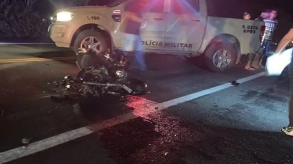 Casal de jovens morre após motocicleta bater de frente com carro em rodovia na Bahia
