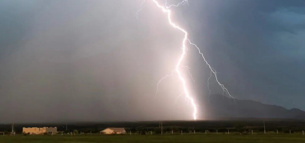 Oeste baiano registra 10 mil raios nos primeiros dias do ano