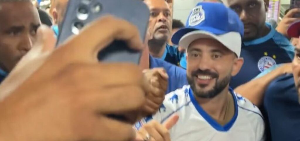 Everton Ribeiro é recepcionado com festa tricolor no aeroporto de Salvador