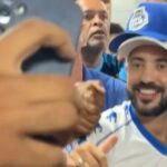 Everton Ribeiro é recepcionado com festa tricolor no aeroporto de Salvador