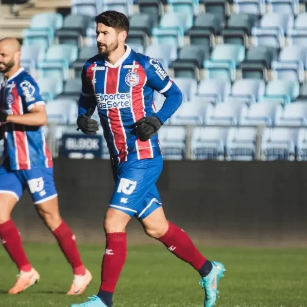 Everaldo ajuda Bahia a arrancar empate com o Blackburn em Manchester