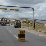 Novo pórtico é instalado na pista inferior do viaduto da Cidade Nova