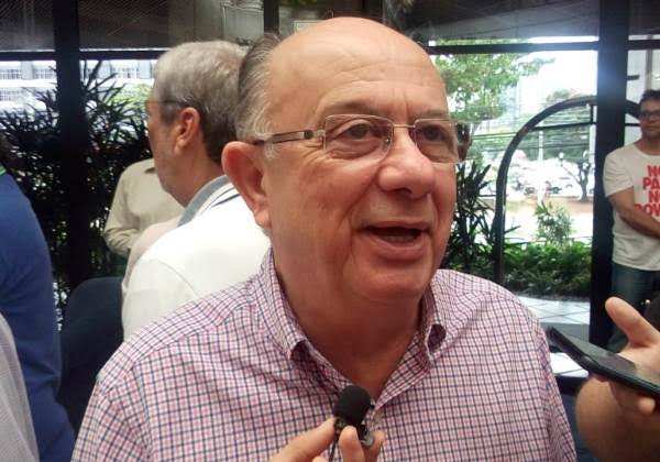 José Ronaldo solta pipa durante feriado de Ano Novo