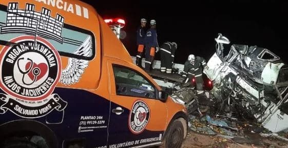 Grave colisão entre caminhão e ônibus deixa ao menos 24 mortos na Bahia