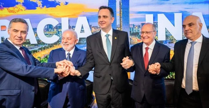 Folha critica Lula e Moraes por discursos a favor de regulação das redes sociais