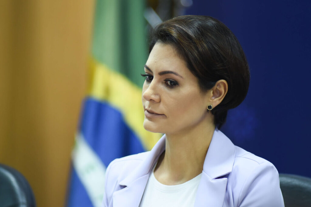 Michelle Bolsonaro vai processar militantes petistas por ‘covarde ameaça’