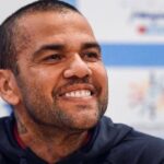 Nova versão de Daniel Alves pode ser estratégia para reduzir pena pela metade, diz jornal