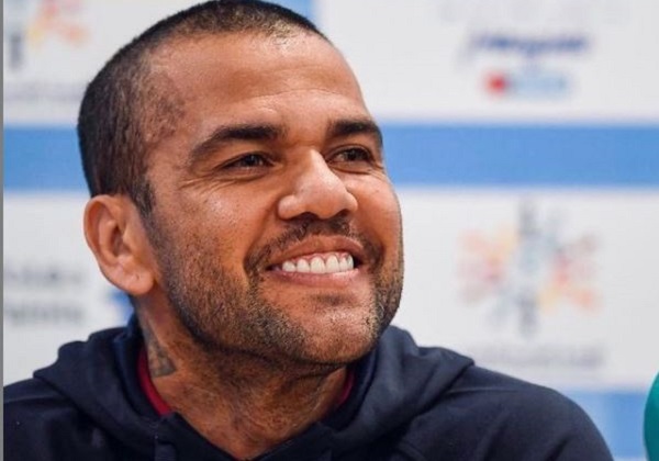 Nova versão de Daniel Alves pode ser estratégia para reduzir pena pela metade, diz jornal