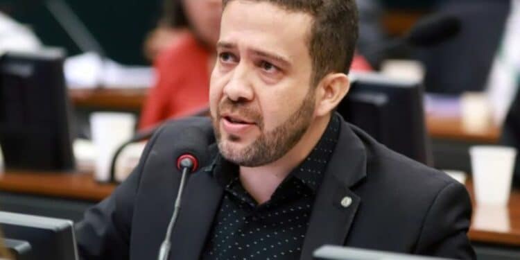 Vazamento de áudios sobre “rachadinha” de Janones provoca queda drástica das redes sociais do petista