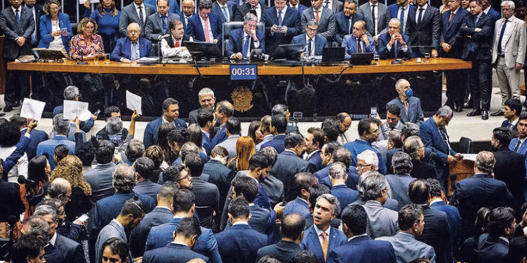 Parlamentares reagem a corte de R$ 5,6 bilhões em emendas de comissão e articulam derrubar veto de Lula