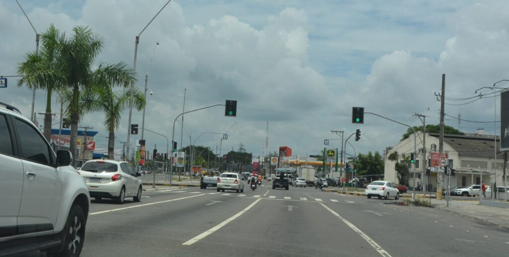 Roubo de fiação danifica semáforo no cruzamento das avenidas Presidente Dutra e João Durval