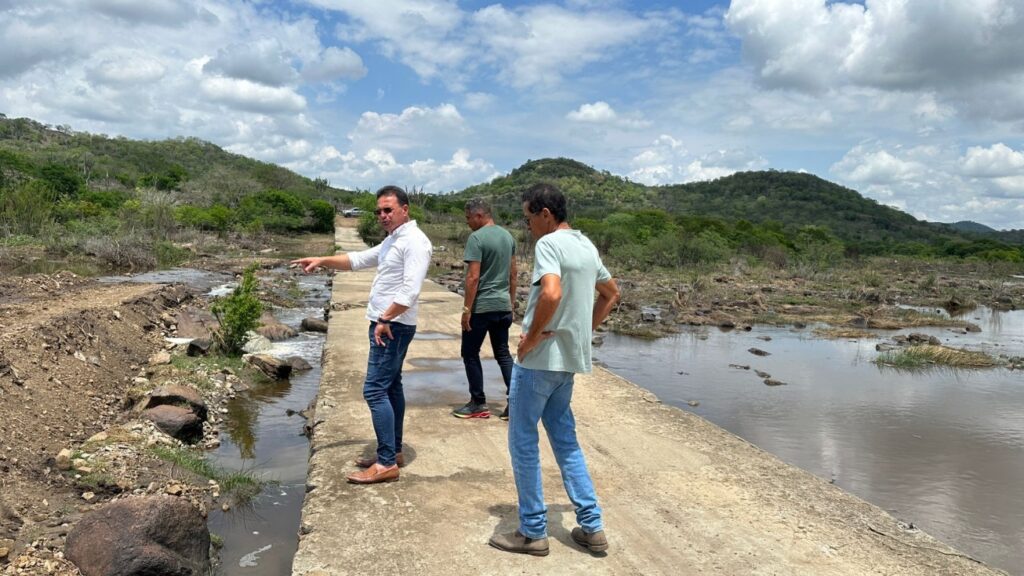 Secretário de Agricultura visita Jaguara, distrito mais afetado pela seca em Feira
