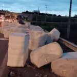 Rodotrem carregado com algodão tomba na BR-324 em Feira de Santana