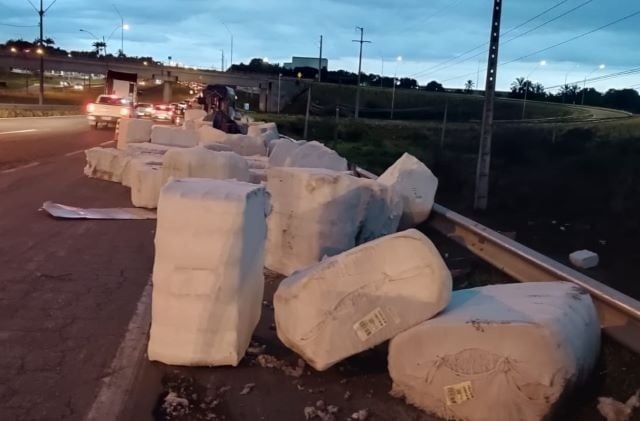 Rodotrem carregado com algodão tomba na BR-324 em Feira de Santana