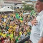 Multidão vai ao encontro de Bolsonaro na cidade de São Sebastião onde o ex-presidente é acusado de importunar uma baleia