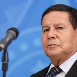 “Devassa persecutória”: Mourão cobra ação das Forças Armadas
