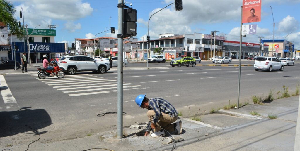 Agentes de trânsito sinalizam cruzamento das avenidas Presidente Dutra e João Durval Carneiro