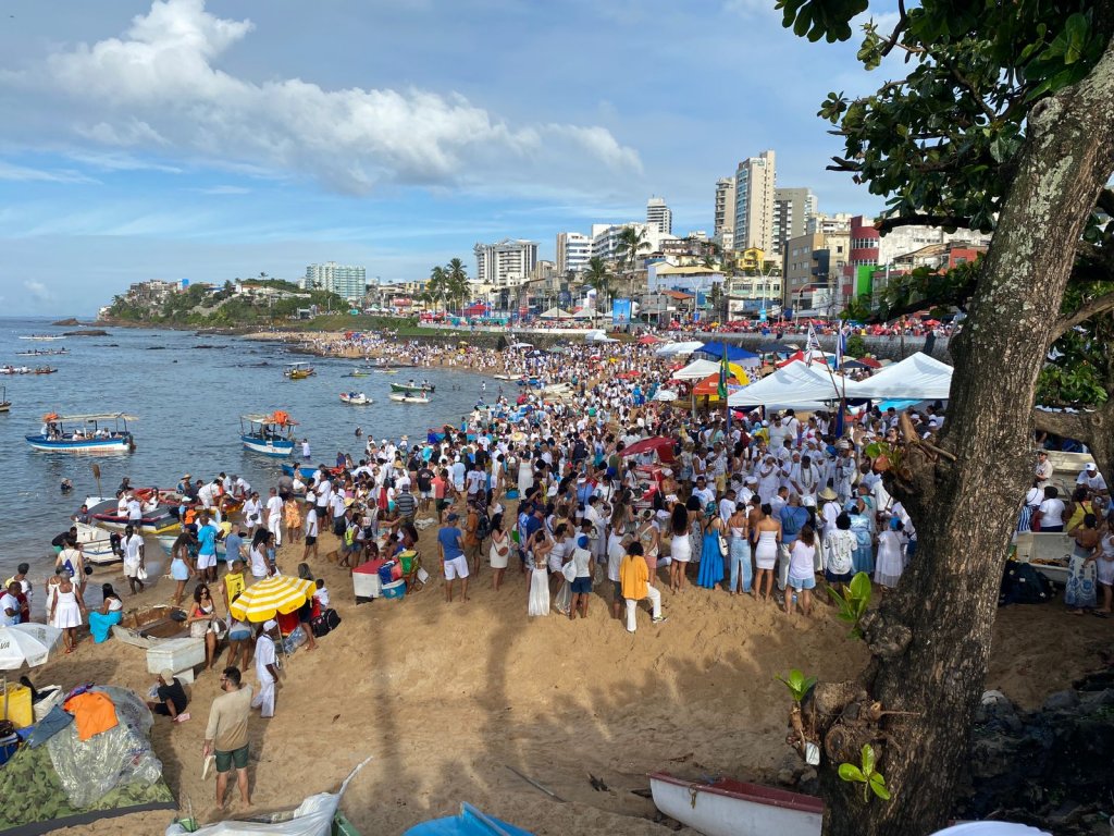Festa de Iemanjá: Baianos e turistas participam da celebração no bairro do Rio Vermelho