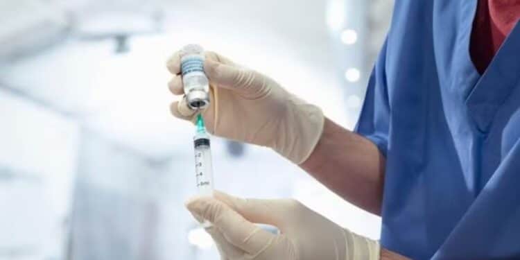 Vacina da dengue: Governo só vai vacinar 1,5% da população; Planos de saúde serão obrigados a vacinar ? ENTENDA