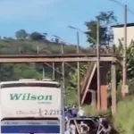 Torcedores do Cruzeiro armam emboscada e atacam ônibus de torcedores do Atlético MG; VEJA VÍDEO