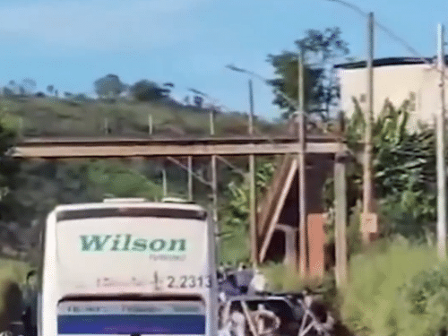Torcedores do Cruzeiro armam emboscada e atacam ônibus de torcedores do Atlético MG; VEJA VÍDEO