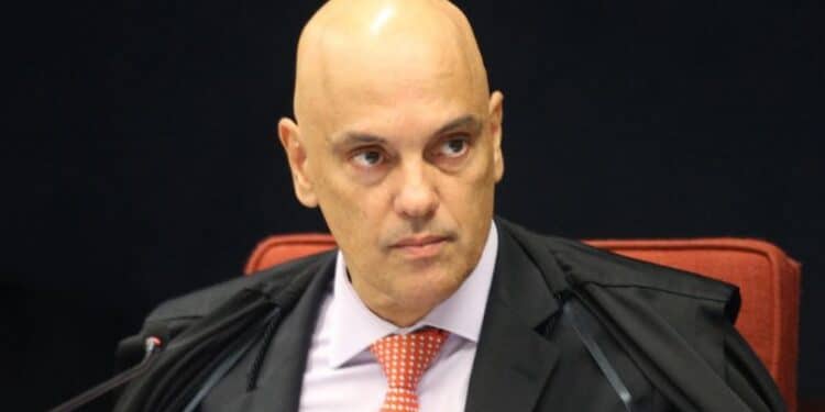 Advogados de Bolsonaro e aliados não poderão conversar entre si, decide Moraes