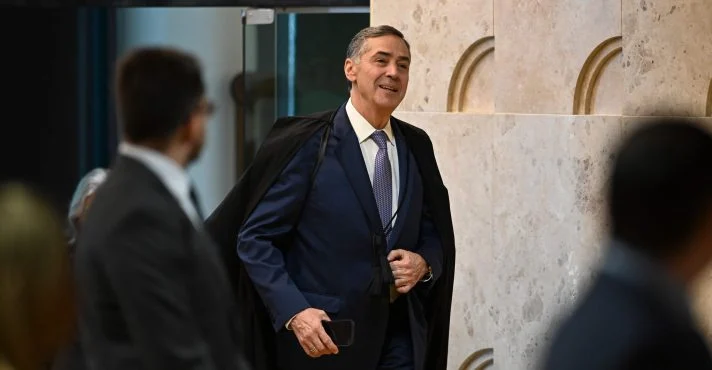 Barroso rejeita 192 ações para declarar Moraes impedido de julgar casos do 8 de janeiro