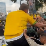Bolsonaro deixa Paulista em cima de carro, em clima de festa com a multidão; VEJA VÍDEO