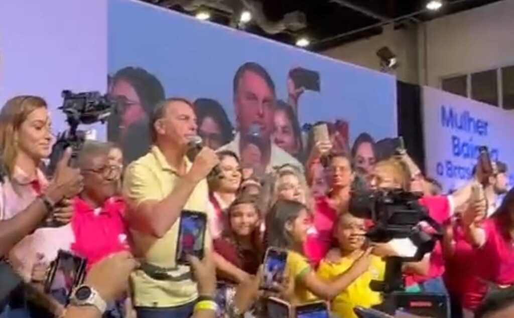 Jair Bolsonaro defende comparação entre a gestão dele com a atual