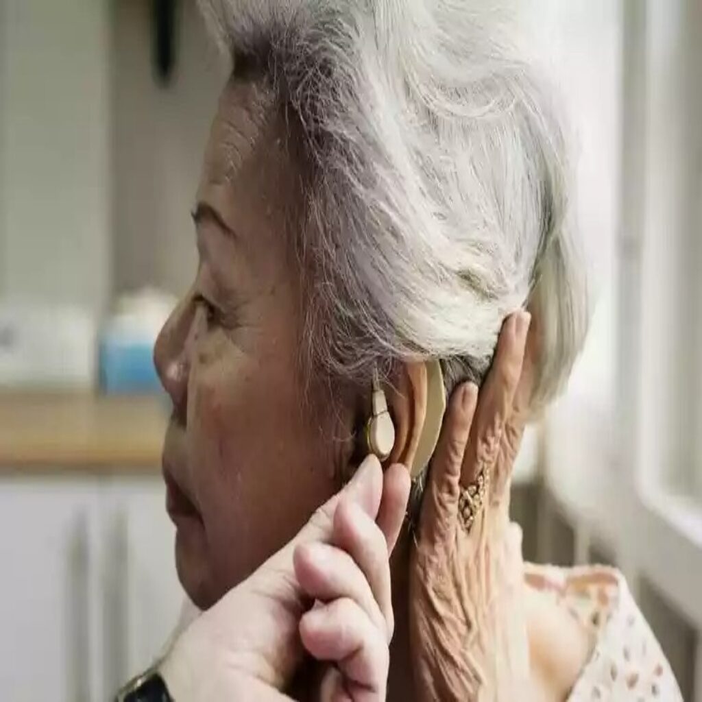 Alzheimer, doença com prevalência em mulheres, pode ter processo acelerado em indivíduos com déficit de audição