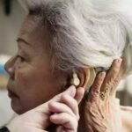 Alzheimer, doença com prevalência em mulheres, pode ter processo acelerado em indivíduos com déficit de audição