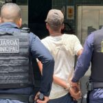 Guarda Municipal conduz para delegacia homem flagrado roubando fiação