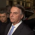 Jair Bolsonaro sobre dormir em embaixada: “Tem crime nisso?”