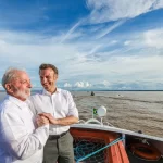 Web compara fotos de Lula e Macron com ensaio romântico