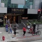 Homem se joga do segundo andar de shopping e atinge outra pessoa
